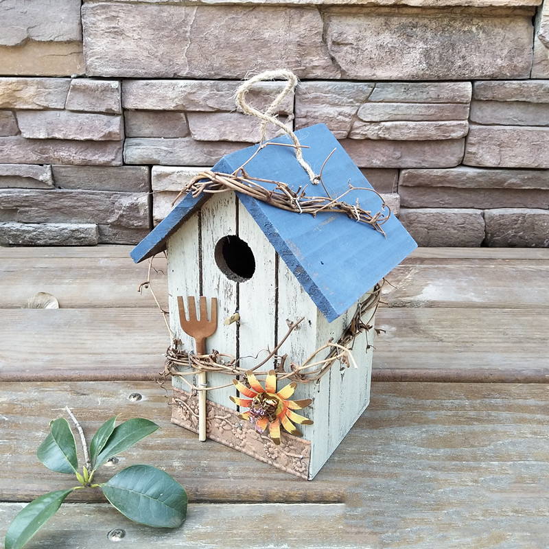 Rustic painted wooden hanging birdhouse in red with HOME sign, bumblebee and cottage roof - view 3